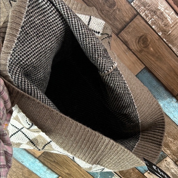 Classic Merino wool Sweater Vest in Brown and White - Picture 8 of 13